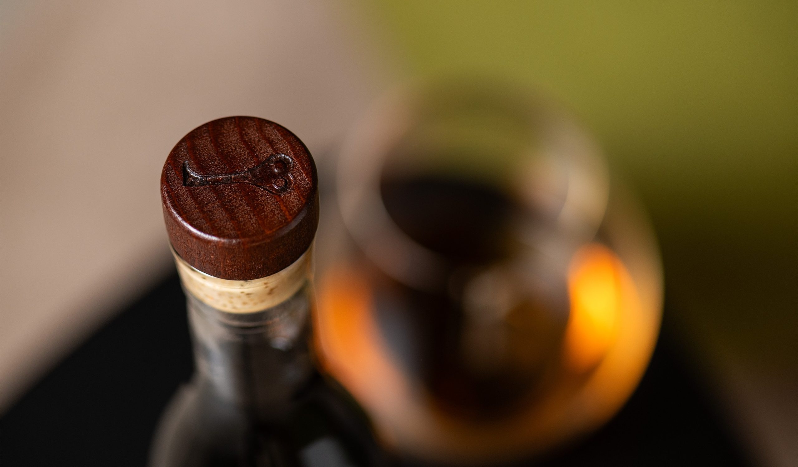 pormenor da rolha da garrafa com logo da adega velha